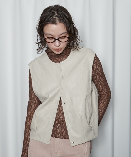 OFROOM(オフルーム)の「【2026秋冬新作】Minimal Faux Leather Vest|ミニマルフェイクレザーベスト(その他アウター・レディース・ブラウン/ライトベージュ・FREE)」の19枚目の写真