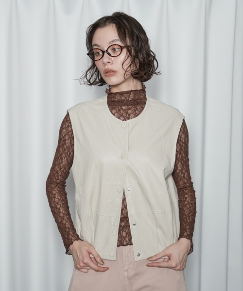 OFROOM(オフルーム)の「【2026秋冬新作】Minimal Faux Leather Vest|ミニマルフェイクレザーベスト(その他アウター・レディース・ブラウン/ライトベージュ・FREE)」の20枚目の写真