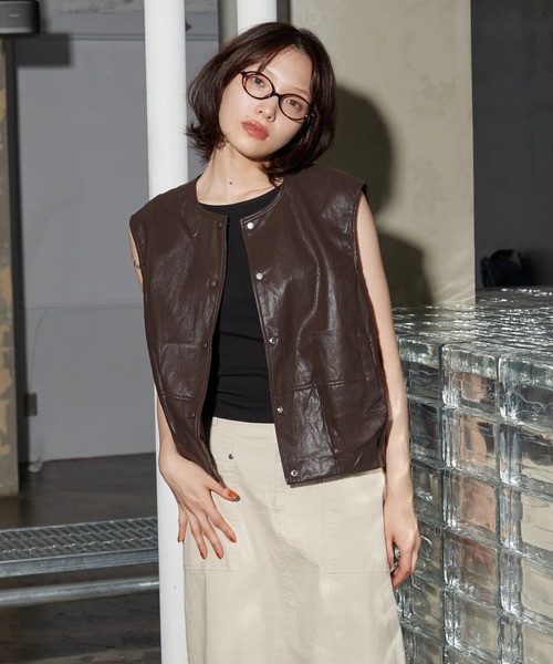OFROOM(オフルーム)の「【2026秋冬新作】Minimal Faux Leather Vest|ミニマルフェイクレザーベスト(その他アウター・レディース・ブラウン/ライトベージュ・FREE)」の10枚目の写真