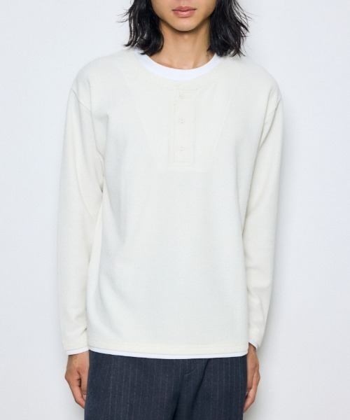 AZUL by moussy(アズールバイマウジー)の「【1枚で重ね着風】フェイクレイヤードヘンリーネックトップス 秋服 冬服 春服 レイヤード風 ロンT 長袖(Tシャツ/カットソー・メンズ・杢グレー/ブラック/ホワイト・LARGE/MEDIUM)」の1枚目の写真