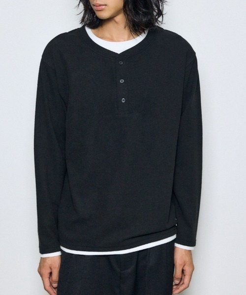 AZUL by moussy(アズールバイマウジー)の「【1枚で重ね着風】フェイクレイヤードヘンリーネックトップス 秋服 冬服 春服 レイヤード風 ロンT 長袖(Tシャツ/カットソー・メンズ・杢グレー/ブラック/ホワイト・LARGE/MEDIUM)」の2枚目の写真