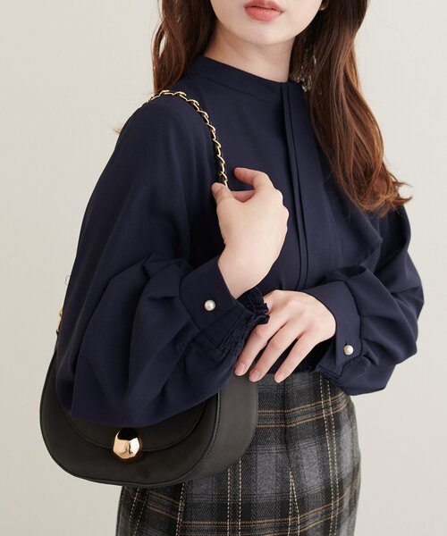 natural couture(ナチュラルクチュール)の「取り外しタイ付き2WAYスカーフブラウス(シャツ/ブラウス・レディース・ネイビー/チャコールグレー/ブラウン/ブラック系その他2/グレイッシュベージュ/オフホワイト/サックスブルー・FREE)」の6枚目の写真