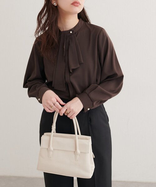 natural couture(ナチュラルクチュール)の「取り外しタイ付き2WAYスカーフブラウス(シャツ/ブラウス・レディース・ネイビー/チャコールグレー/ブラウン/ブラック系その他2/グレイッシュベージュ/オフホワイト/サックスブルー・FREE)」の4枚目の写真