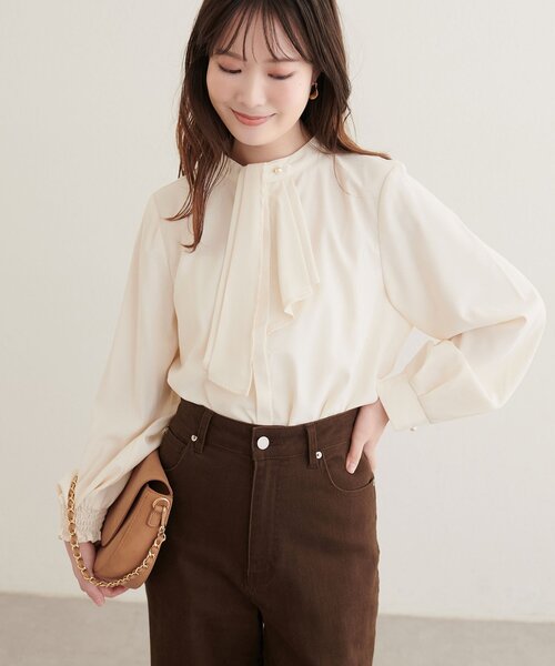 natural couture(ナチュラルクチュール)の「取り外しタイ付き2WAYスカーフブラウス(シャツ/ブラウス・レディース・ネイビー/チャコールグレー/ブラウン/ブラック系その他2/グレイッシュベージュ/オフホワイト/サックスブルー・FREE)」の1枚目の写真