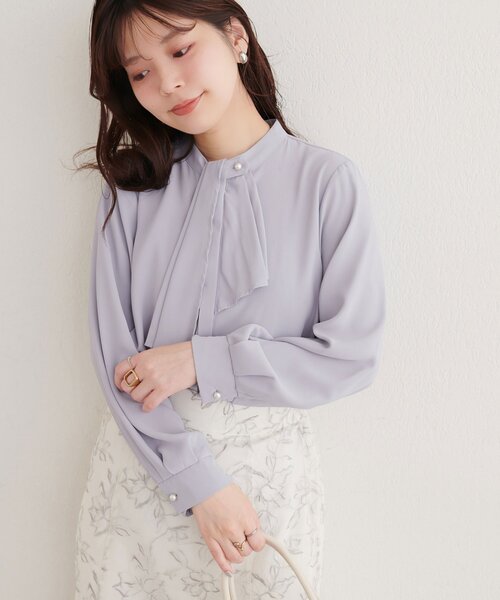 natural couture(ナチュラルクチュール)の「取り外しタイ付き2WAYスカーフブラウス(シャツ/ブラウス・レディース・ネイビー/チャコールグレー/ブラウン/ブラック系その他2/グレイッシュベージュ/オフホワイト/サックスブルー・FREE)」の7枚目の写真