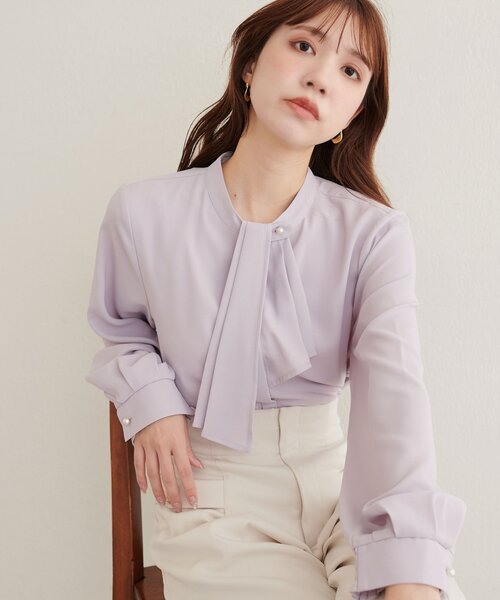 natural couture(ナチュラルクチュール)の「取り外しタイ付き2WAYスカーフブラウス(シャツ/ブラウス・レディース・ネイビー/チャコールグレー/ブラウン/ブラック系その他2/グレイッシュベージュ/オフホワイト/サックスブルー・FREE)」の5枚目の写真