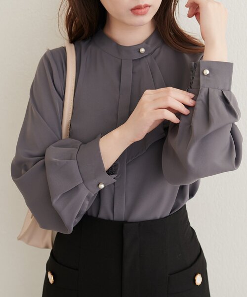 natural couture(ナチュラルクチュール)の「取り外しタイ付き2WAYスカーフブラウス(シャツ/ブラウス・レディース・ネイビー/チャコールグレー/ブラウン/ブラック系その他2/グレイッシュベージュ/オフホワイト/サックスブルー・FREE)」の3枚目の写真