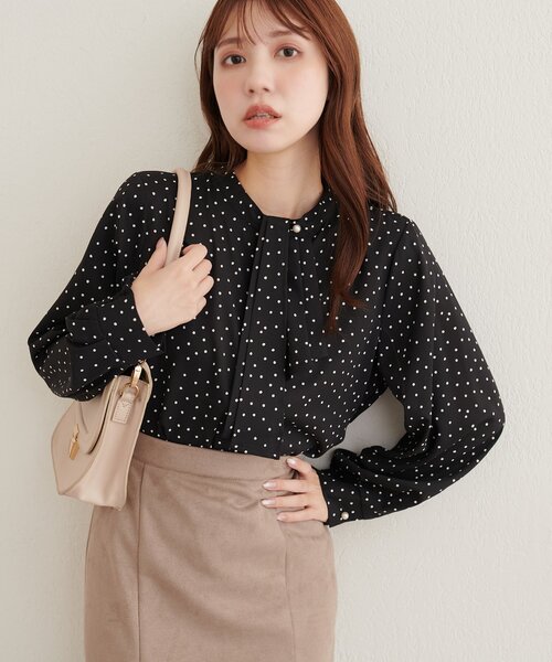 natural couture(ナチュラルクチュール)の「取り外しタイ付き2WAYスカーフブラウス(シャツ/ブラウス・レディース・ネイビー/チャコールグレー/ブラウン/ブラック系その他2/グレイッシュベージュ/オフホワイト/サックスブルー・FREE)」の2枚目の写真
