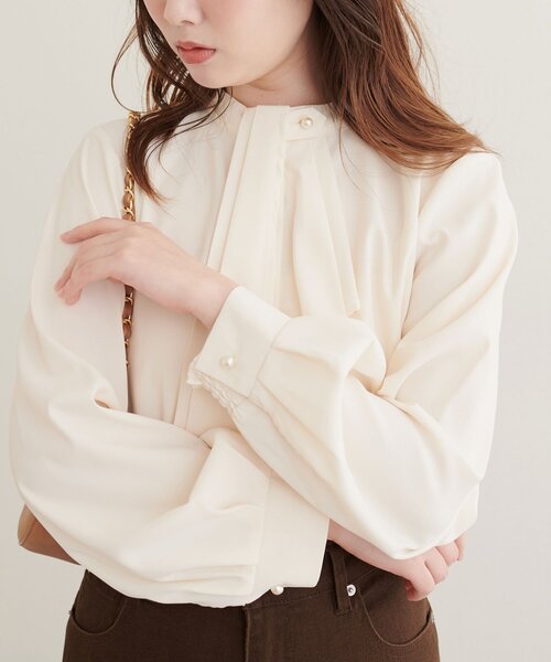 natural couture(ナチュラルクチュール)の「取り外しタイ付き2WAYスカーフブラウス(シャツ/ブラウス・レディース・ネイビー/チャコールグレー/ブラウン/ブラック系その他2/グレイッシュベージュ/オフホワイト/サックスブルー・FREE)」の13枚目の写真