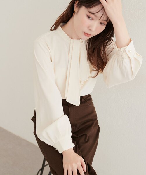 natural couture(ナチュラルクチュール)の「取り外しタイ付き2WAYスカーフブラウス(シャツ/ブラウス・レディース・ネイビー/チャコールグレー/ブラウン/ブラック系その他2/グレイッシュベージュ/オフホワイト/サックスブルー・FREE)」の14枚目の写真