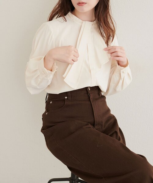 natural couture(ナチュラルクチュール)の「取り外しタイ付き2WAYスカーフブラウス(シャツ/ブラウス・レディース・ネイビー/チャコールグレー/ブラウン/ブラック系その他2/グレイッシュベージュ/オフホワイト/サックスブルー・FREE)」の15枚目の写真