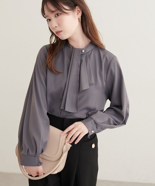 natural couture(ナチュラルクチュール)の「取り外しタイ付き2WAYスカーフブラウス(シャツ/ブラウス・レディース・ネイビー/チャコールグレー/ブラウン/ブラック系その他2/グレイッシュベージュ/オフホワイト/サックスブルー・FREE)」の18枚目の写真