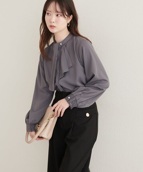 natural couture(ナチュラルクチュール)の「取り外しタイ付き2WAYスカーフブラウス(シャツ/ブラウス・レディース・ネイビー/チャコールグレー/ブラウン/ブラック系その他2/グレイッシュベージュ/オフホワイト/サックスブルー・FREE)」の19枚目の写真