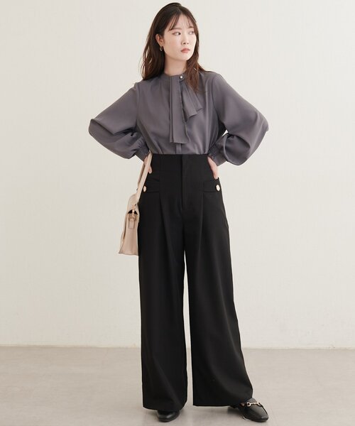 natural couture(ナチュラルクチュール)の「取り外しタイ付き2WAYスカーフブラウス(シャツ/ブラウス・レディース・ネイビー/チャコールグレー/ブラウン/ブラック系その他2/グレイッシュベージュ/オフホワイト/サックスブルー・FREE)」の20枚目の写真