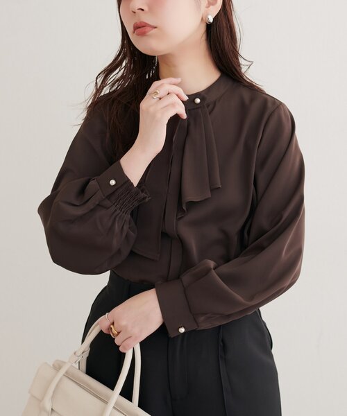natural couture(ナチュラルクチュール)の「取り外しタイ付き2WAYスカーフブラウス(シャツ/ブラウス・レディース・ネイビー/チャコールグレー/ブラウン/ブラック系その他2/グレイッシュベージュ/オフホワイト/サックスブルー・FREE)」の21枚目の写真