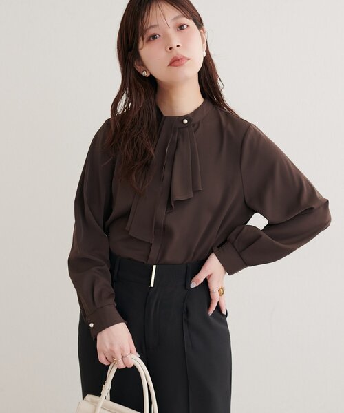 natural couture(ナチュラルクチュール)の「取り外しタイ付き2WAYスカーフブラウス(シャツ/ブラウス・レディース・ネイビー/チャコールグレー/ブラウン/ブラック系その他2/グレイッシュベージュ/オフホワイト/サックスブルー・FREE)」の22枚目の写真