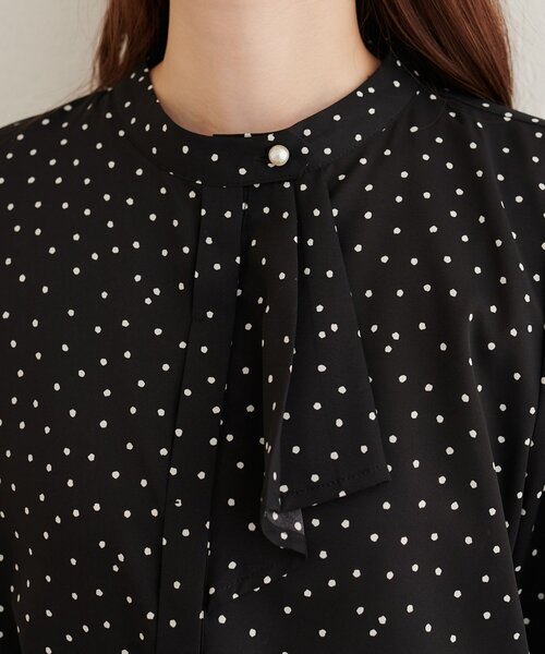 natural couture(ナチュラルクチュール)の「取り外しタイ付き2WAYスカーフブラウス(シャツ/ブラウス・レディース・ネイビー/チャコールグレー/ブラウン/ブラック系その他2/グレイッシュベージュ/オフホワイト/サックスブルー・FREE)」の9枚目の写真