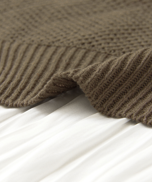 URBAN RESEARCH（アーバンリサーチ）の「UR プリーツドッキングニット（ニット/セーター・レディース・アイボリー/カーキ・FREE）」の5枚目の写真