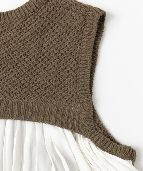 URBAN RESEARCH（アーバンリサーチ）の「UR プリーツドッキングニット（ニット/セーター・レディース・アイボリー/カーキ・FREE）」の3枚目の写真