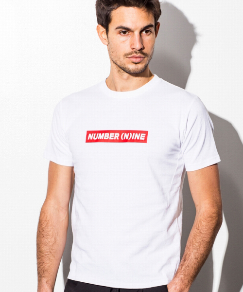 NUMBER (N)INE DENIM（ナンバーナインデニム）の「NUMBER (N)INE DENIM(ナンバーナインデニム)レッドボックスロゴ半袖Tシャツ（Tシャツ/カットソー・メンズ・ホワイト/ブラック/グレー/ネイビー・X-LARGE/SMALL/LARGE/MEDIUM）」の2枚目の写真