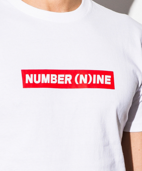 NUMBER (N)INE DENIM（ナンバーナインデニム）の「NUMBER (N)INE DENIM(ナンバーナインデニム)レッドボックスロゴ半袖Tシャツ（Tシャツ/カットソー・メンズ・ホワイト/ブラック/グレー/ネイビー・X-LARGE/SMALL/LARGE/MEDIUM）」の9枚目の写真