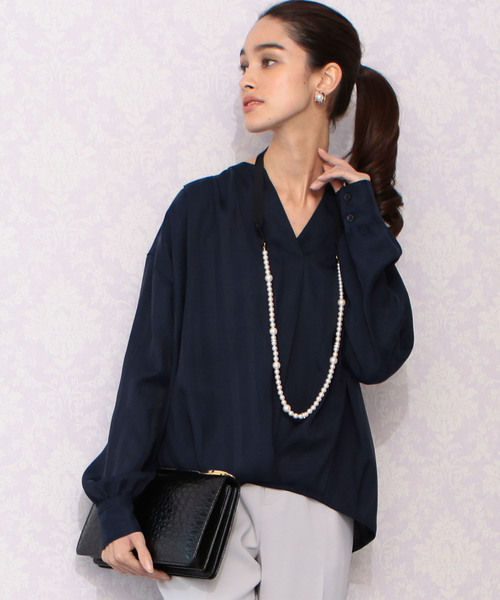 NARACAMICIE（ナラカミーチェ）の「ランダムストライプフロントタックプルオーバーブラウス（シャツ/ブラウス・レディース・ホワイト/ネイビー・MEDIUM/X-LARGE）」の2枚目の写真