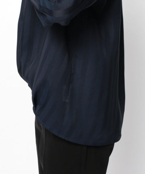 NARACAMICIE（ナラカミーチェ）の「ランダムストライプフロントタックプルオーバーブラウス（シャツ/ブラウス・レディース・ホワイト/ネイビー・MEDIUM/X-LARGE）」の7枚目の写真