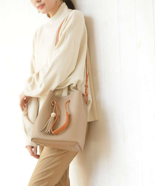 rps（アールピーエス）の「バイカラー巾着ショルダーBAG（ショルダーバッグ・レディース・レッド/グレイッシュベージュ/ブラウン・フリー）」の3枚目の写真