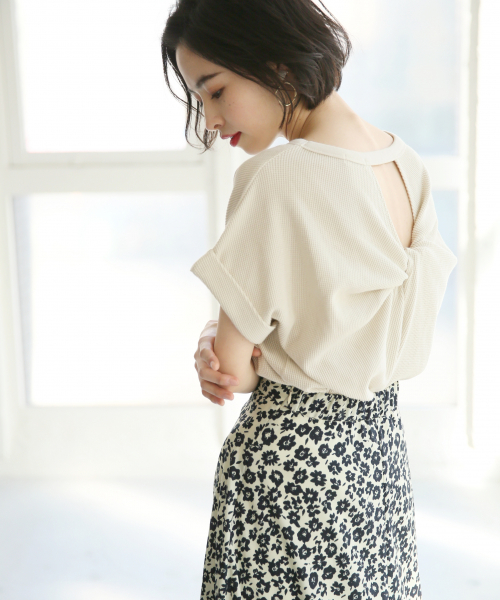 LOWRYS FARM(ローリーズファーム)の「ウシロネジリプルオーバー 832503(Tシャツ/カットソー)」|アイボリー