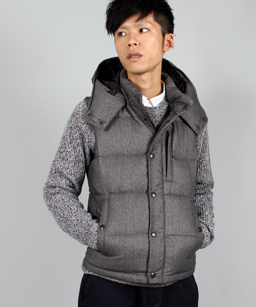 MEN'S BIGI（メンズビギ）の「フーデッドダウンベスト/French Down（ダウンベスト・メンズ・ネイビー/チャコールグレー/グレー・MEDIUM/LARGE/SMALL/LL）」の3枚目の写真