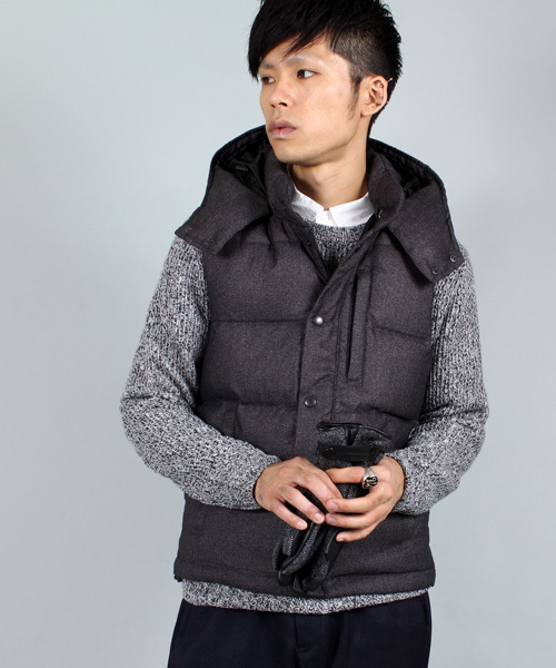 MEN'S BIGI（メンズビギ）の「フーデッドダウンベスト/French Down（ダウンベスト・メンズ・ネイビー/チャコールグレー/グレー・MEDIUM/LARGE/SMALL/LL）」の2枚目の写真