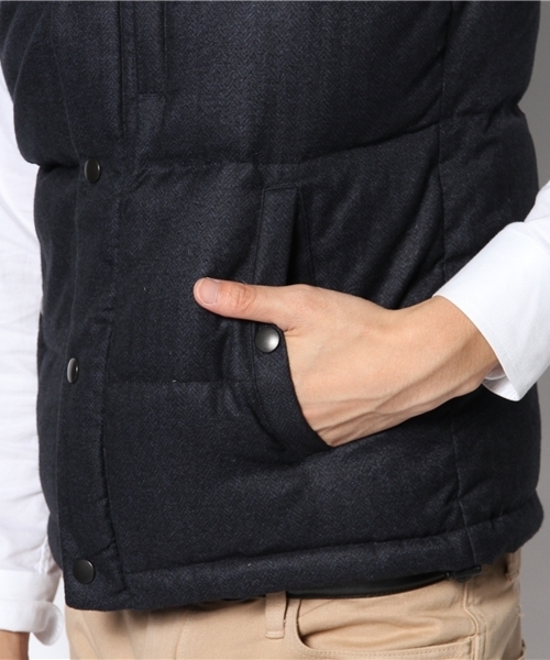 MEN'S BIGI（メンズビギ）の「フーデッドダウンベスト/French Down（ダウンベスト・メンズ・ネイビー/チャコールグレー/グレー・MEDIUM/LARGE/SMALL/LL）」の8枚目の写真