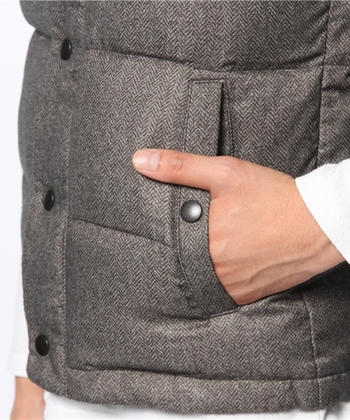 MEN'S BIGI（メンズビギ）の「フーデッドダウンベスト/French Down（ダウンベスト・メンズ・ネイビー/チャコールグレー/グレー・MEDIUM/LARGE/SMALL/LL）」の9枚目の写真