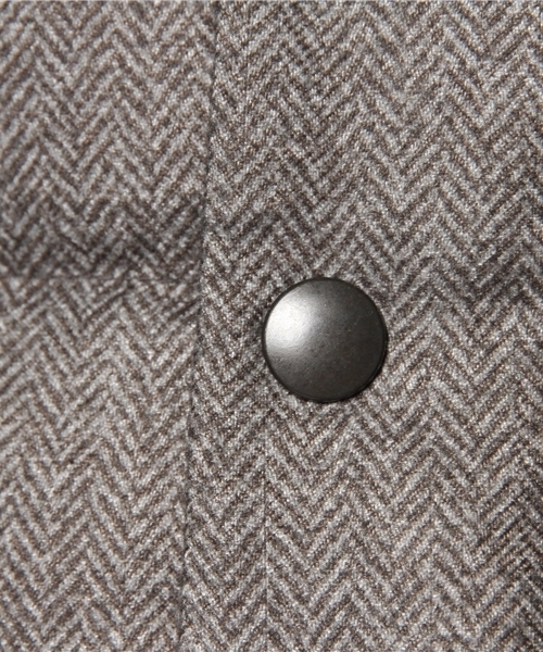 MEN'S BIGI（メンズビギ）の「フーデッドダウンベスト/French Down（ダウンベスト・メンズ・ネイビー/チャコールグレー/グレー・MEDIUM/LARGE/SMALL/LL）」の10枚目の写真