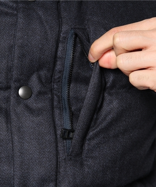 MEN'S BIGI（メンズビギ）の「フーデッドダウンベスト/French Down（ダウンベスト・メンズ・ネイビー/チャコールグレー/グレー・MEDIUM/LARGE/SMALL/LL）」の11枚目の写真