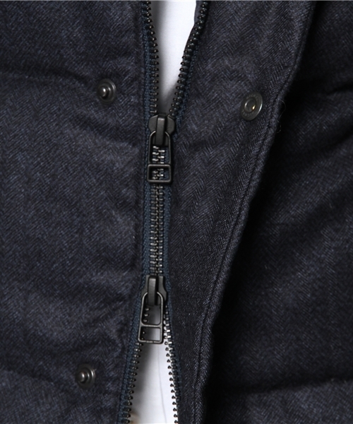 MEN'S BIGI（メンズビギ）の「フーデッドダウンベスト/French Down（ダウンベスト・メンズ・ネイビー/チャコールグレー/グレー・MEDIUM/LARGE/SMALL/LL）」の18枚目の写真