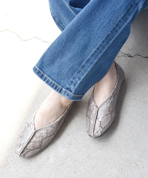 SHIPS(シップス)の「フェイクレザーチャイナシューズ 22~25.5cm◇(パンプス・レディース・オフホワイト/ブラック/パープル/ブラウン/シルバー/ベージュ/ゴールド系その他・50/55/60/65/70/75/80/85)」の3枚目の写真