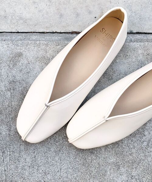 SHIPS(シップス)の「フェイクレザーチャイナシューズ 22~25.5cm◇(パンプス・レディース・オフホワイト/ブラック/パープル/ブラウン/シルバー/ベージュ/ゴールド系その他・50/55/60/65/70/75/80/85)」の2枚目の写真