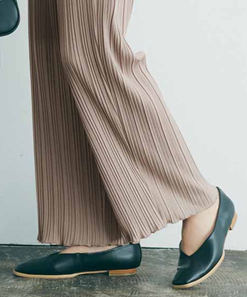 IEDIT(イディット)の「IEDIT スニーカー以上パンプス未満のミズ・アメプルーフシートが内蔵加工されたフラットシューズ(パンプス・レディース・レッド/ブラック/グレー系その他・1/2/4/6/3/5)」の2枚目の写真