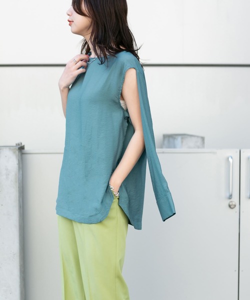 KBF+(ケービーエフプラス)の「KBF+ カットスリーブブラウス∴(シャツ/ブラウス・レディース・ベージュ系その他/ブルー・ONE)」の2枚目の写真