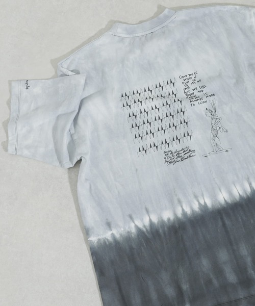 Mark Gonzales(マーク・ゴンザレス)の「Mark Gonzales×SENSE OF PLACE 『別注』マークゴンザレスタイダイTシャツ(Tシャツ/カットソー・メンズ・グレー/ブルー/ミント/ライトカーキ/ライトグレー/ライトブルー・LARGE/MEDIUM)」の2枚目の写真