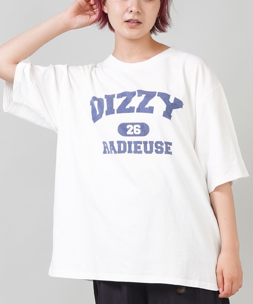 SPINNS（スピンズ）の「【ゆったりシルエット】DIZZY カレッジデザインビッグTシャツ（Tシャツ/カットソー・レディース・ホワイト/ネイビー/グリーン/ボルドー・ONESIZE）」の2枚目の写真