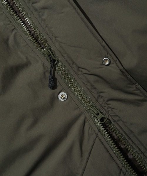 WILD THINGS（ワイルドシングス）の「【WILDTHINGS / ワイルドシングス】CB TRANSPORT PARKA トランスポートパーカー（ダウンジャケット/コート・メンズ・グレー系その他/オリーブドラブ/ブラック・M/L）」の4枚目の写真