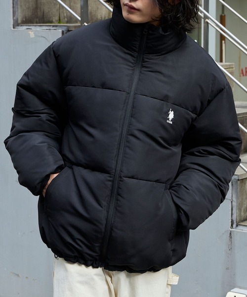 U.S. POLO ASSN.(ユーエスポロアッスン)の「U.S. POLO ASSN./ユーエスポロアッスン 別注 ロゴ刺繍 オーバーサイズ スタンド 中綿ジャケット(ダウンジャケット/コート・メンズ・ネイビー/ブラック/グレイッシュベージュ/グレー系/グリーン/ブラック系/アッシュブラウン/グレイッシュブルー/ライトグリーン・M/L/S)」の15枚目の写真
