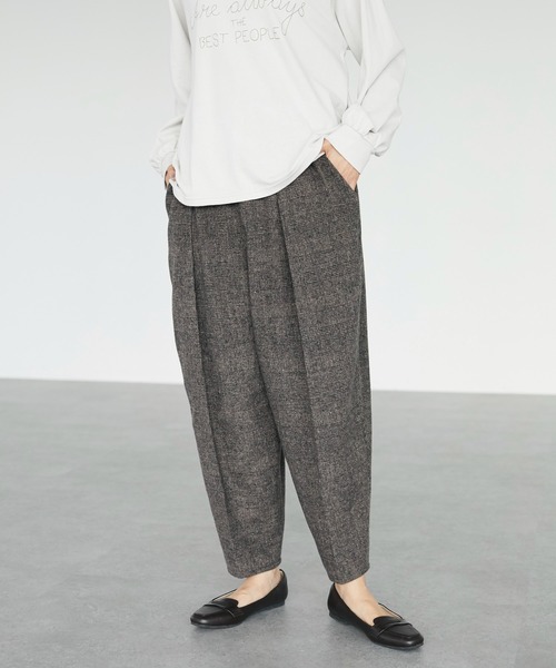 CRAFT STANDARD BOUTIQUE（クラフトスタンダードブティック）の「センタープレスコクーンパンツ　＊（スラックス・レディース・チャコールグレー/ブラウン・FREE）」の2枚目の写真
