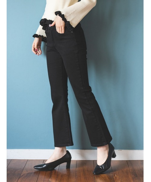 fifth calin（フィフスカラン）の「裾フレアシンプル柔らかデニム（デニムパンツ・レディース・ブラック/ブルー・MEDIUM）」の2枚目の写真