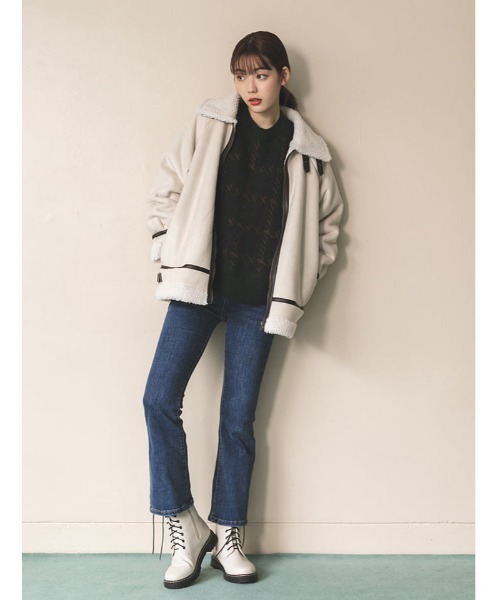 fifth calin（フィフスカラン）の「裾フレアシンプル柔らかデニム（デニムパンツ・レディース・ブラック/ブルー・MEDIUM）」の6枚目の写真