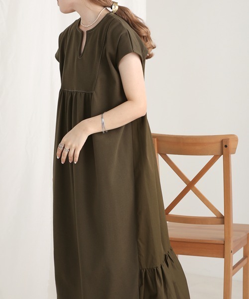 Bab（バブ）の「【Mサイズ・TLサイズ　選べる２サイズ】バックシャンティアードワンピース（ワンピース・レディース・カーキ/ライトグレー/ピンクベージュ/ブラック・TL/M）」の4枚目の写真