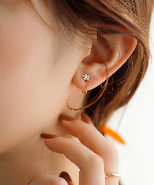 ANEMONE（アネモネ）の「ビジューフラワーイヤリング[B]（イヤリング・レディース・ホワイト/ゴールド/クリア・FREE）」の2枚目の写真