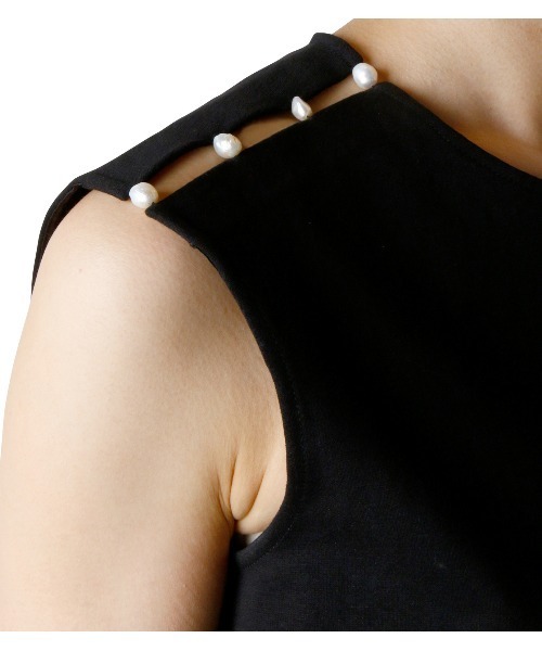 LE CIEL BLEU(ルシェルブルー)の「パールディティールスリーブレスTシャツ / Pearl Detail Sleeve less Tee(Tシャツ/カットソー・レディース・ブラック/オフホワイト/グリーン・38/36)」の7枚目の写真